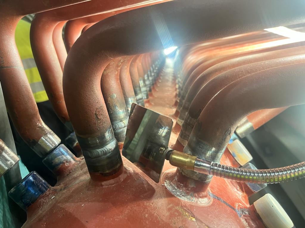 Mirror-assisted welding setup between boiler tubes